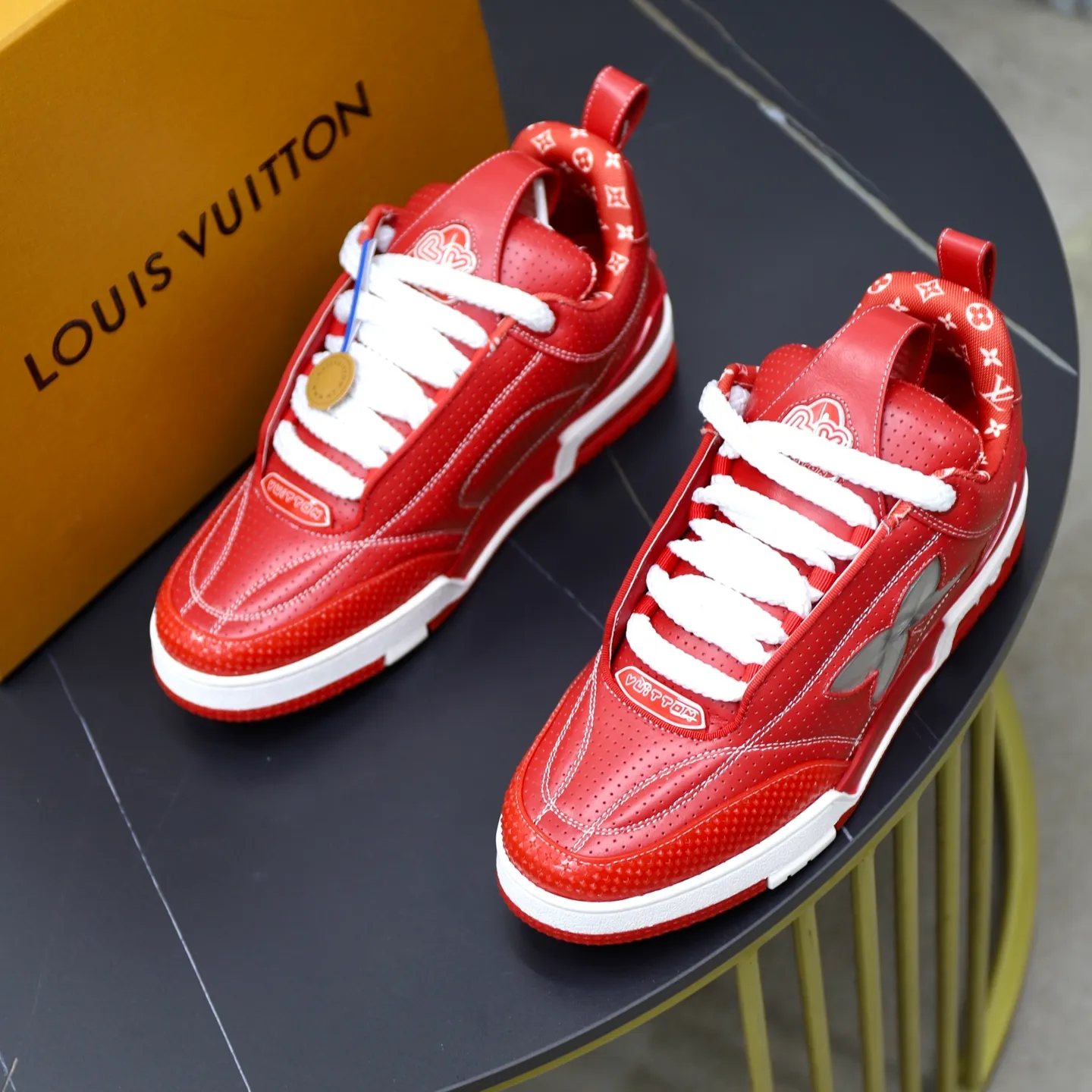 Ex-factory price: 860💰LV Couple👫Louis Vuitton TRAINER sneakers classic Louis Vuitton men's artistic director Virgil Abloh picked inspiration to create this LV Trainer sneaker. Yingze crystal inlays present a colorful effect. VS can be matched with two gorgeous effect colors. The LV letter logo badge on the tongue is gorgeous and noble. The LV letter is decorated on the side. The outsole is decorated with a Monogram flower pattern. It shows the trend of elegance and nobility! Men's and women's models: 35-46